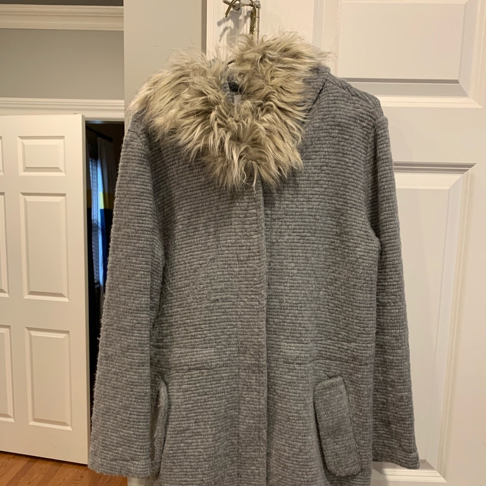 BB Dakota Size Small new no tags coat, fur hood.